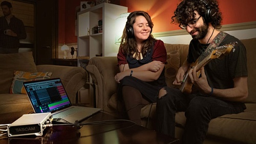 Tascam SERIES 208i USB аудио/MIDI интерфейс (20 входов, 8 выхода)