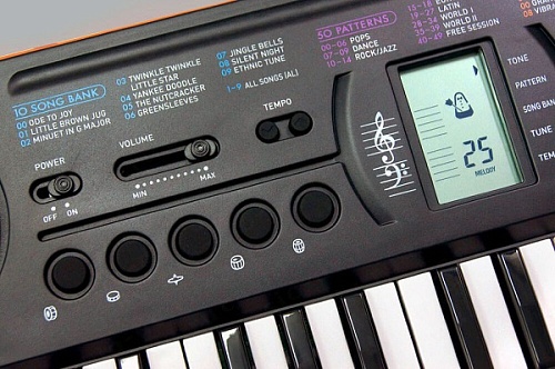 Casio SA-76 Синтезатор 44 клавиши, черный/оранжевый