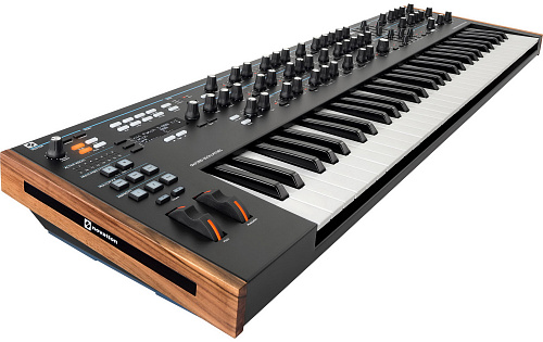 Novation Summit Двухмодульный 16ти голосый полифонический синтезатор