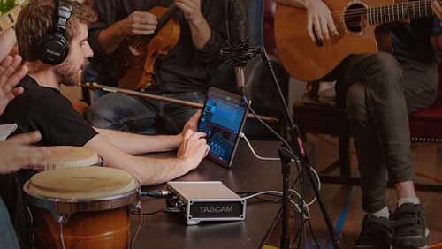 Tascam SERIES 208i USB аудио/MIDI интерфейс (20 входов, 8 выхода)