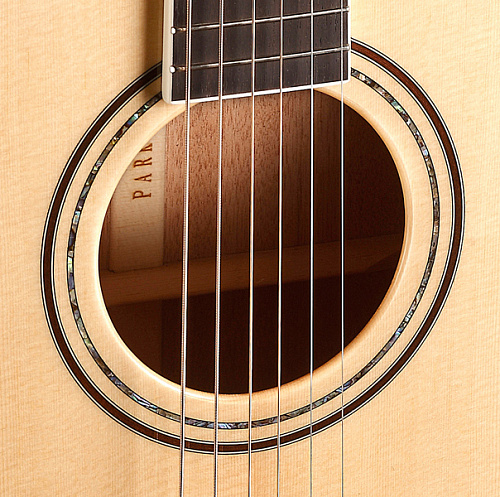Parkwood P860ADK-WCASE-NAT Электроакустическая гитара, с вырезом, с футляром, массив ели
