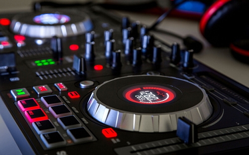 NUMARK MixTrack Platinum USB DJ-контроллер, ПО Serato DJ