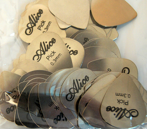 Alice AP-100S Коробка медиаторов, сталь, толщина 0,3мм, 100шт,  [13]