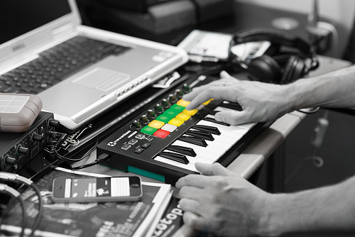 Novation LaunchKey Mini MK2 Контроллер
