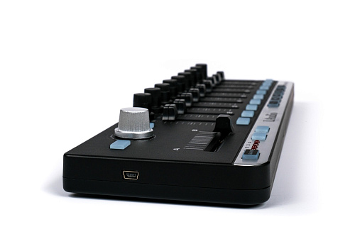 LAudio EasyControl MIDI-контроллер
